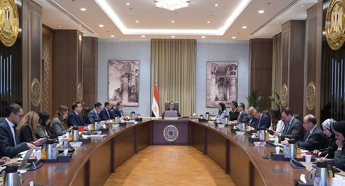بالصور.. رئيس الوزراء يشيد خلال اجتماع “المجموعة الاقتصادية” بارتفاع معدلات تحويلات المصريين بالخارج