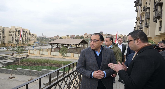 بالصور.. رئيس الوزراء يتفقد مشروع “أرابيسك” بسور مجرى العيون ويُسلم عقود عددٍ من الوحدات للمُستفيدين