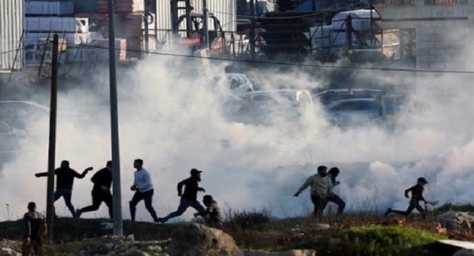 إصابة عشرات الفلسطينيين بالاختناق خلال مواجهات مع الاحتلال الإسرائيلي في قرية يتما بالضفة الغربية
