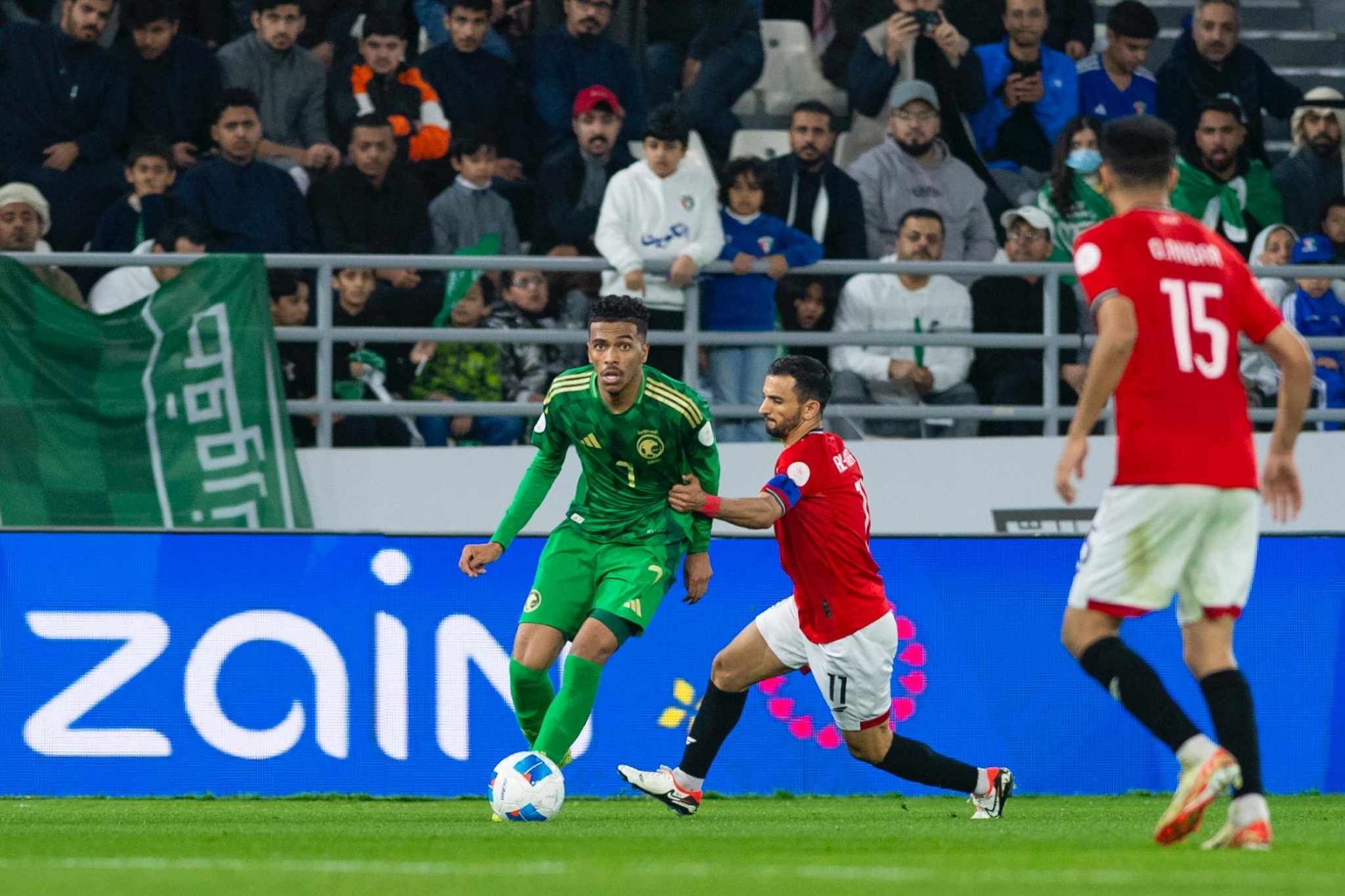 منتخب السعودية يحقق فوزًا مثيرًا على اليمن بنتيجة 3-2 في “خليجي 26”
