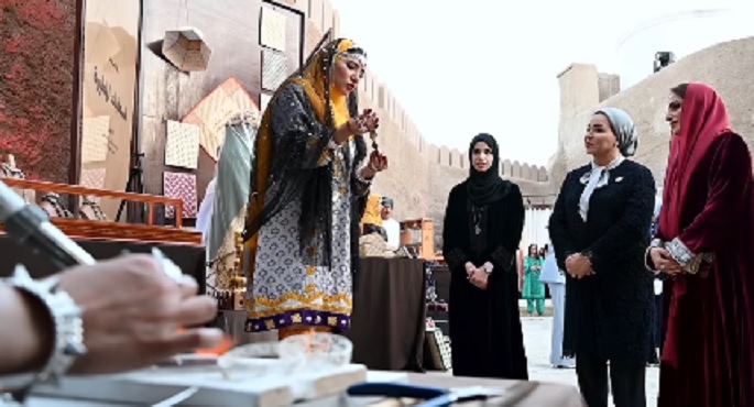 انتصار السيسي تعرب عن سعادتها بزيارة قلعة ميراني بعمان والاطلاع على الحرف التراثية