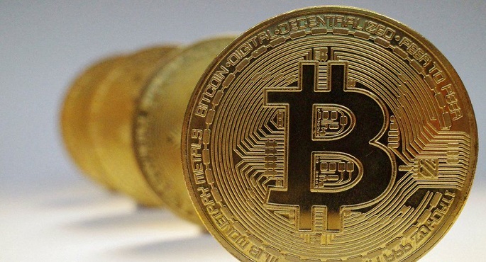 بتكوين يتراجع ويخسر انتعاشه الأخير وسط مخاوف من تباطؤ خفض أسعار الفائدة في 2025
