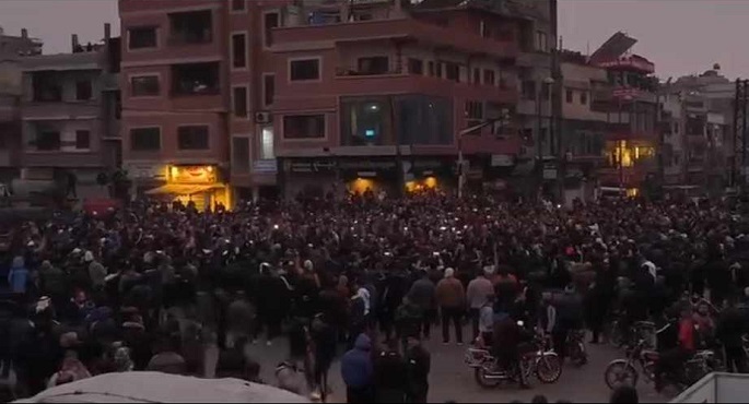 سوريا: تظاهرات بعد هجوم مفترض على مقام علوي.. وحظر تجول ليلي في حمص