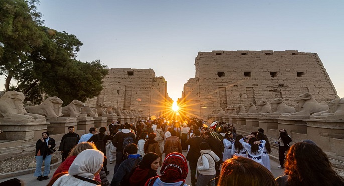 بالصور.. الأقصر تشهد ظاهرة تعامد الشمس على قدس الأقداس بمعابد الكرنك التاريخية