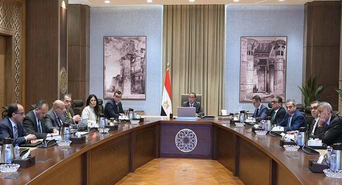 رئيس الوزراء يناقش مسودة قانون “إنشاء مناطق المال والأعمال في مصر”