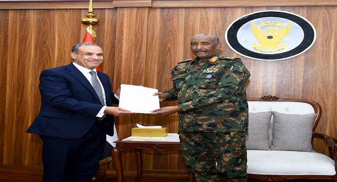 بالصور..وزير الخارجية ينقل رسالة من فخامة السيد رئيس الجمهورية إلى رئيس مجلس السيادة الانتقالي السوداني