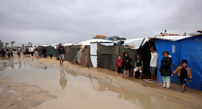 الاحتلال يوسع جرائمه في غزة .. والبرد القارس يقتل النازحين