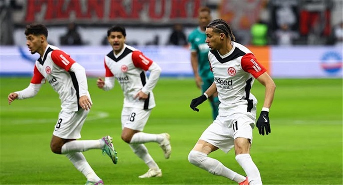 بمشاركة مرموش.. فرانكفورت يتعادل مع أوجسبورج 2-2 في الدوري الألماني