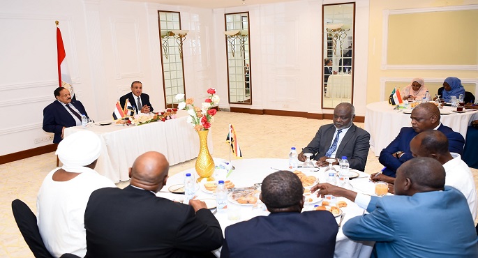 بالصور.. وزير الخارجية يلتقي مجموعة من السياسيين السودانيين وممثلي المجتمع المدني السوداني خلال زيارته لبورسودان