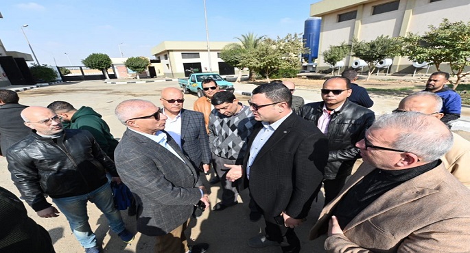 بالصور.. وزير الإسكان يتفقد محاور الطرق ومحطة رفع الصرف الصحي بالقاهرة الجديدة