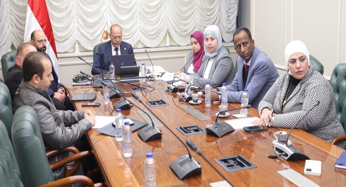 بالصور.. وزير العمل يعقد اجتماعًا للتوسع في تنفيذ اتفاقية الفحص المهني مع السعودية