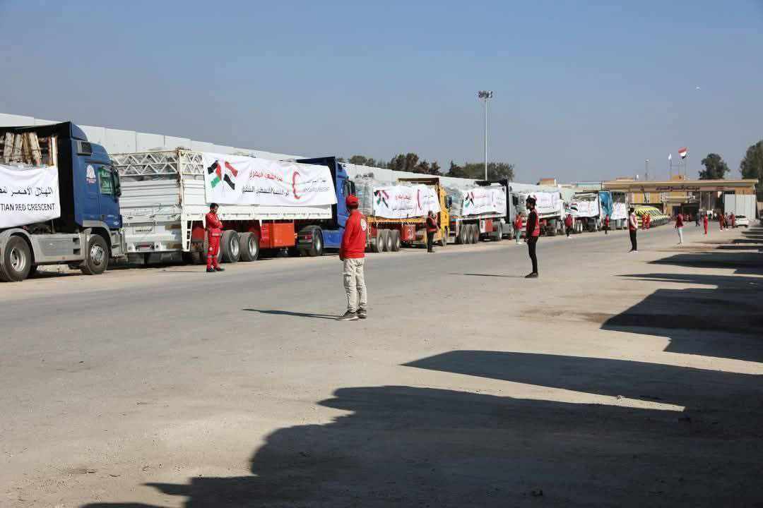 مع تنفيذ اتفاق الهدنة .. دخول العشرات من شاحنات المساعدات الى قطاع غزة عبر معبر رفح