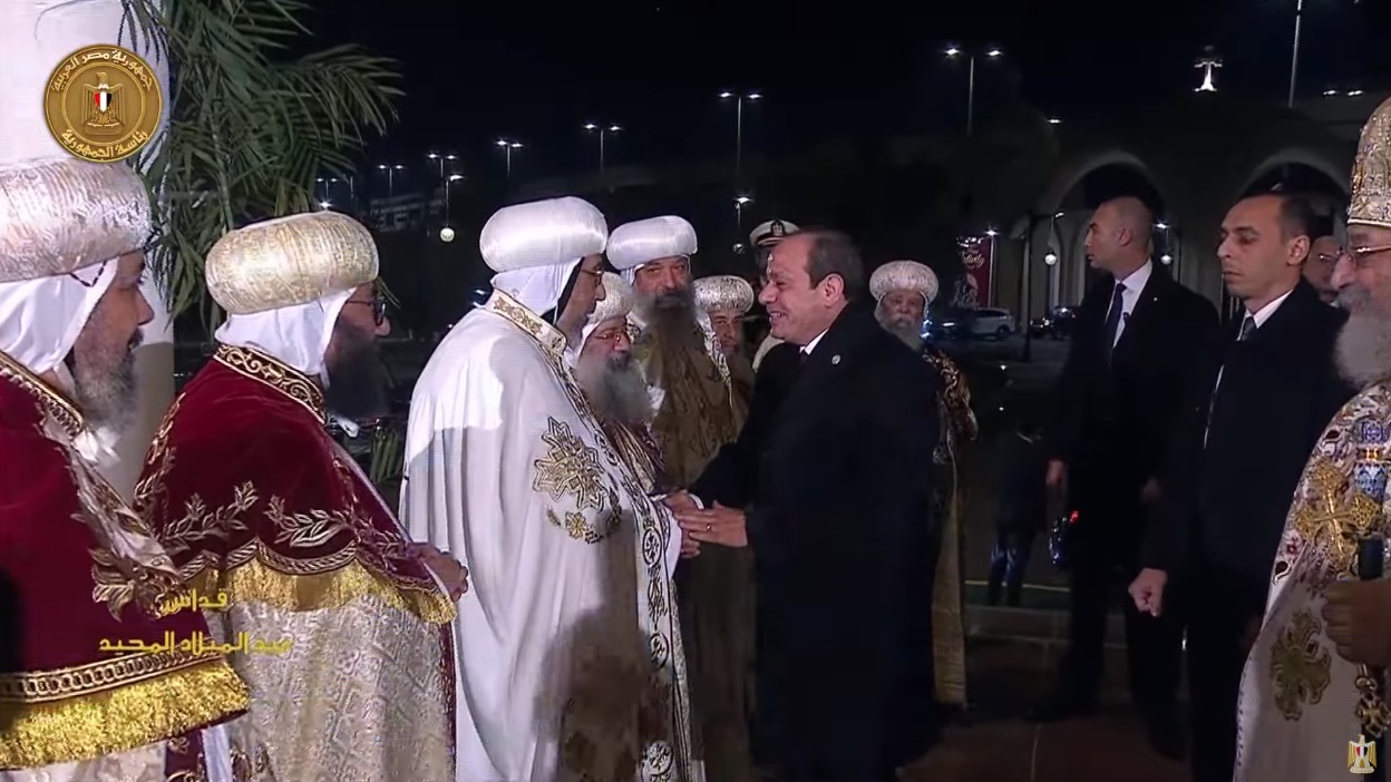 الرئيس السيسي يهدي البابا تواضروس الثاني “باقة ورد بيضاء” تهنئة بعيد الميلاد المجيد