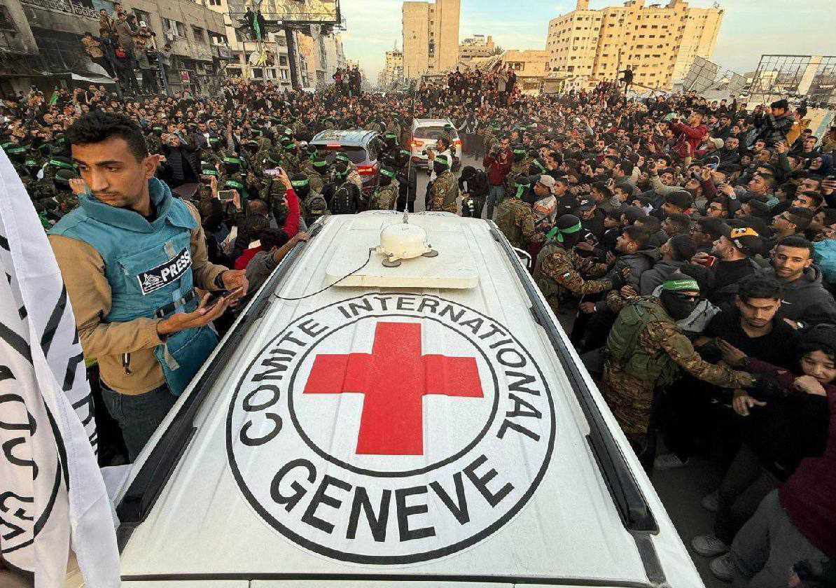بعد سريان وقف إطلاق النار فى غزة .. القسام تسلم 3 محتجزات إسرائيليات وترقب لإطلاق أسرى فلسطينيين