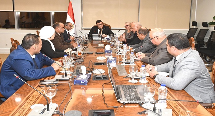 بالصور.. وزير الإسكان يلتقي نواب البرلمان عن محافظة أسوان ليحث شكاوى المواطنين