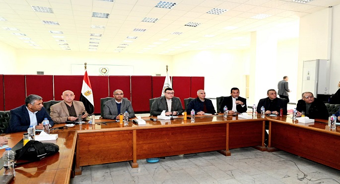 وزير الإسكان يتابع الموقف التنفيذى لمشروعات مدينة العاشر من رمضان