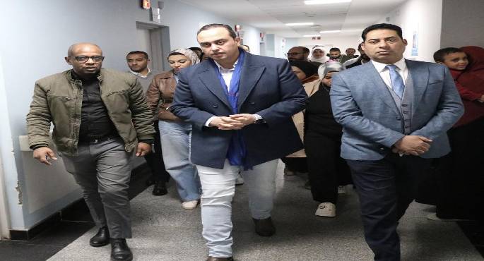 بالصور..رئيس هيئة الرعاية الصحية يُجري جولة ليلية مفاجئة على المنشآت الصحية بمحافظة السويس