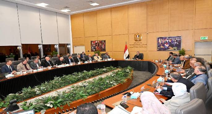 وزير الإسكان يتابع موقف مشروعات مياه الشرب والصرف الصحي بعدد من المحافظات