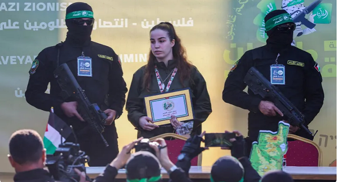 إسرائيل تتسلم 3 محتجزين في إطار الدفعة الثالثة من عملية تبادل الأسرى