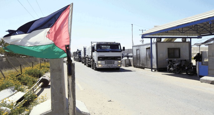 130 شاحنة مساعدات تدخل للفلسطينيين فى قطاع غزة