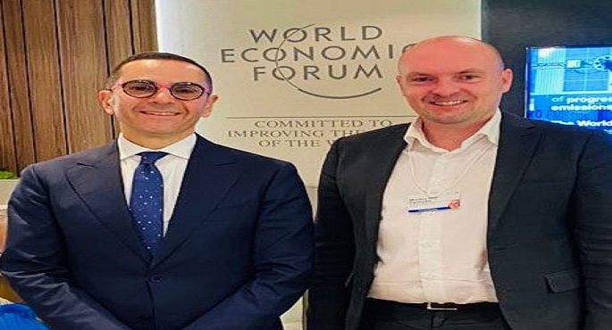وزير الاستثمار يلتقى نائب رئيس شركة فيستاس لأنظمة الرياح والطاقة المتجددة على هامش دافوس