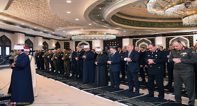 وزير الداخلية يؤدى صلاة الجمعة بمسجد الشرطة بالتجمع الخامس بمناسبة عيد الشرطة