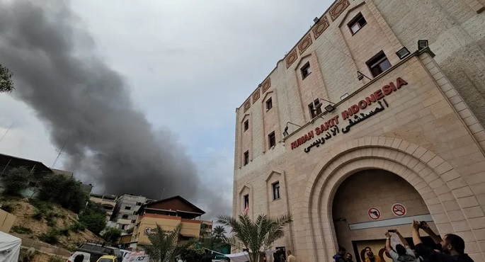 الجيش الإسرائيلي يقصف المستشفى الإندونيسي ومستشفى العودة بشمال غزة