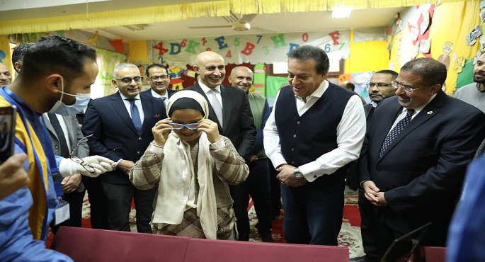 بالصور.. وزير الصحة: صحة العيون تلعب دورا رئيسيا في عملية التعلم لدى الطلاب