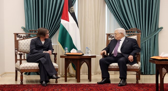 الرئيس الفلسطينى يؤكد ضرورة السماح لطواقم الصليب الأحمر بإدخال مواد الإغاثة إلى غزة دون قيود