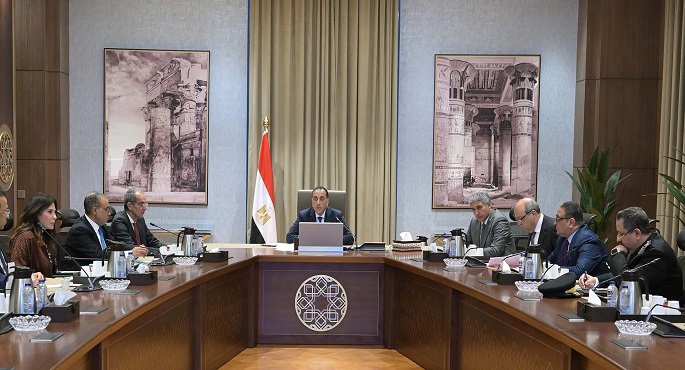 بالصور.. رئيس الوزراء يبحث مقترحات تيسير إنهاء إجراءات وصول السائحين إلى المطارات المصرية
