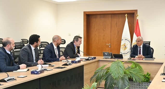 بالصور.. وزير الرى يبحث مع مسئول بالبنك الأوروبى للتنمية تعزيز التعاون فى مجال الموارد المائية
