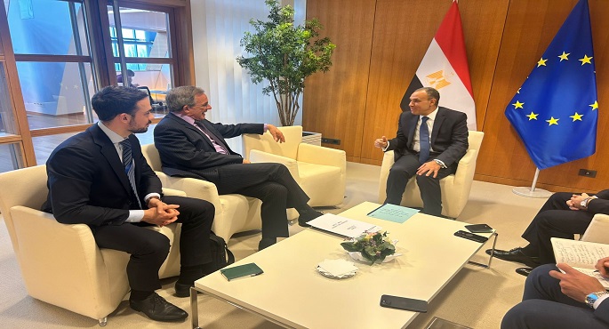 بالصور.. وزير الخارجية يلتقى رئيس مجموعة “الوطنيون من أجل أوروبا” بالبرلمان الأوروبى
