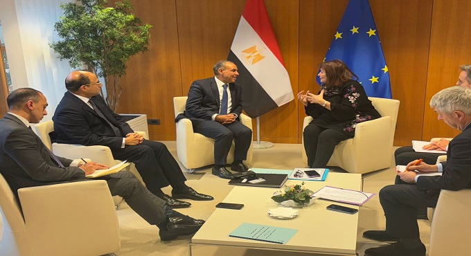 وزير الخارجية يبحث مع المفوضة الأوروبية للمتوسط سبل تعزيز التعاون المشترك