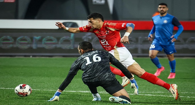 الأهلي يستعيد قمة الدوري بثنائية في سموحة