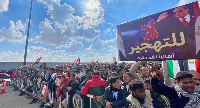 بالفيديو والصور.. احتشاد آلاف المصريين أمام معبر رفح البري تضامنا مع فلسطين ورفضا لمخططات التهجير