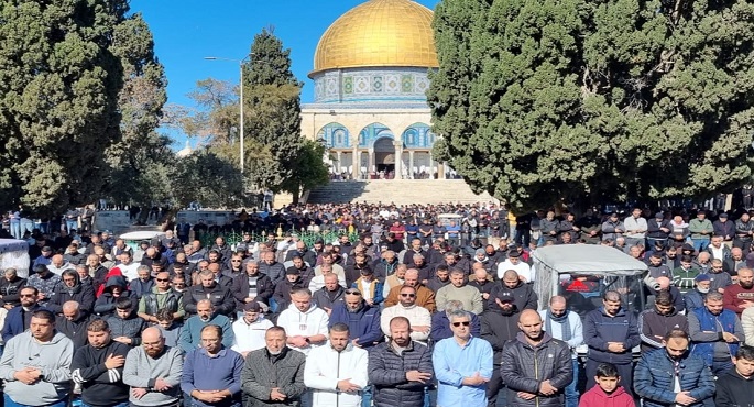 عشرات آلاف المصلين يؤدون صلاة الجمعة فى المسجد الأقصى