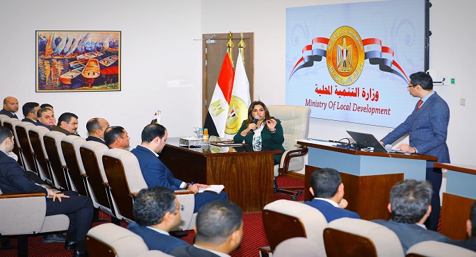 بالصور.. وزيرة التنمية المحلية تعقد حواراً مفتوحاً بمقر الوزارة مع خريجي الجزء الثانى لبرنامج “إعداد قادة المستقبل ” بمركز سقارة
