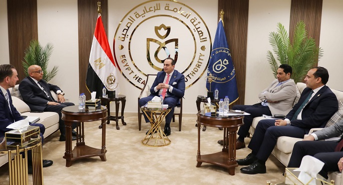 بالصور.. رئيس هيئة الرعاية الصحية يلتقى رئيس شعبة الأدوية باتحاد الغرف التجارية ووفدًا من شركة سيرفيه الفرنسية