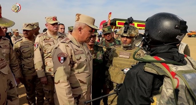 بالفيديو.. الفريق أحمد خليفة يتفقد عددًا من الأنشطة التدريبية لقوات المظلات