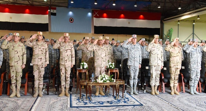 القائد العام للقوات المسلحة يتفقد إحدى القواعد الجوية ويلتقي عددا من المقاتلين