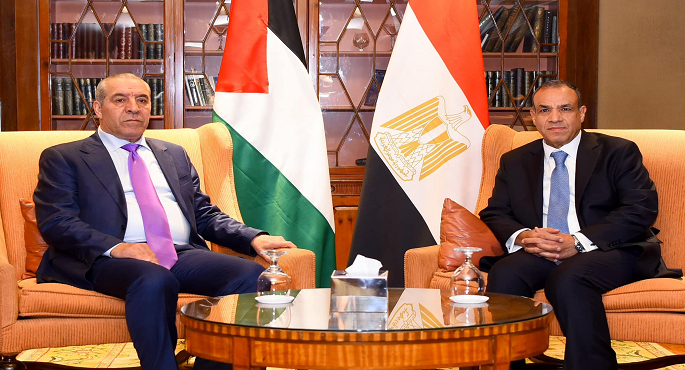 بالصور .. وزير الخارجية والهجرة يستقبل أمين سر اللجنة التنفيذية لمنظمة التحرير الفلسطينية