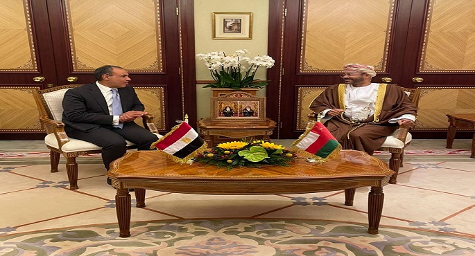 وزير الخارجية يؤكد لنظيره العماني الأهمية التي توليها مصر لتطوير وتعزيز علاقاتها مع سلطنة عُمان