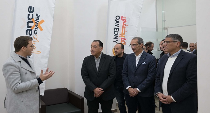 بالصور..رئيس الوزراء يتفقد عددا من المعامل الخاصة باحتضان الشركات الناشئة والابتكار