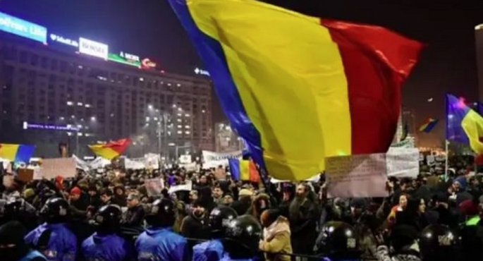آلاف المحتجين في رومانيا يطالبون بإجراء انتخابات الرئاسة