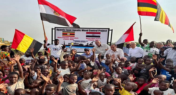 بالصور … وزير الري يتفقد أعمال المشروع المصري لمقاومة الحشائش المائية بأوغندا