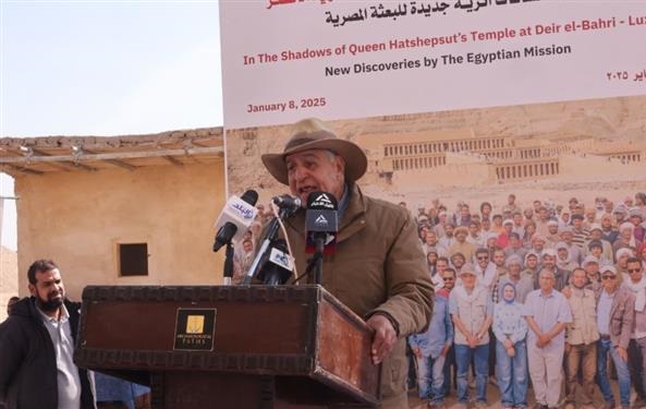 بالصور.. زاهي حواس يعلن عن العديد من الاكتشافات الأثرية بالدير البحري