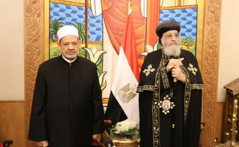 خلال اتصال هاتفى.. شيخ الأزهر يهنِّئ البابا تواضروس والإخوة المسيحيين بعيد القيامة المجيد