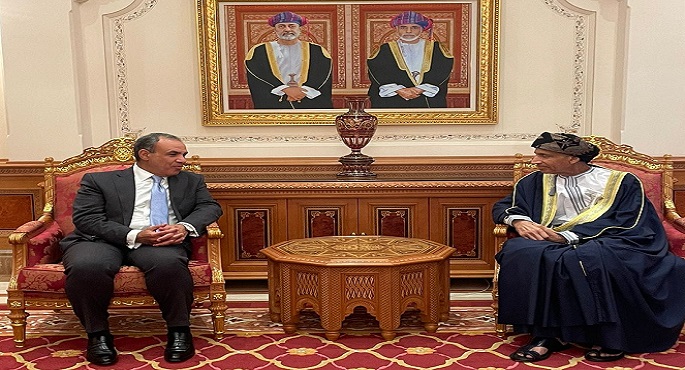 وزير الخارجية يبحث مع نائب رئيس الوزراء بسلطنة عُمان أمن الملاحة فى البحر الأحمر