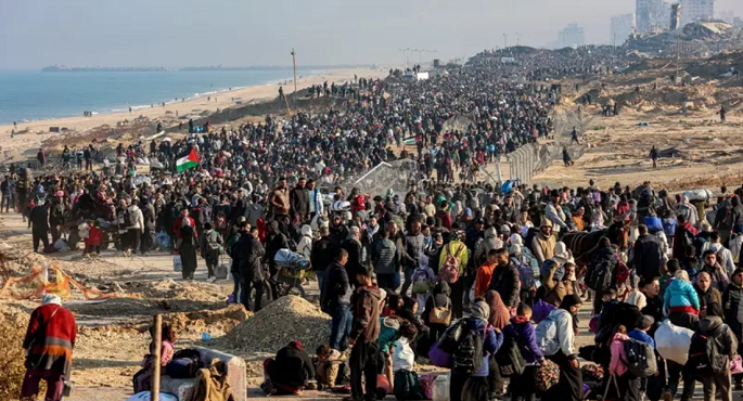 لليوم الثانى على التوالى .. عشرات آلاف النازحين يواصلون رحلة العودة إلى شمال غزة