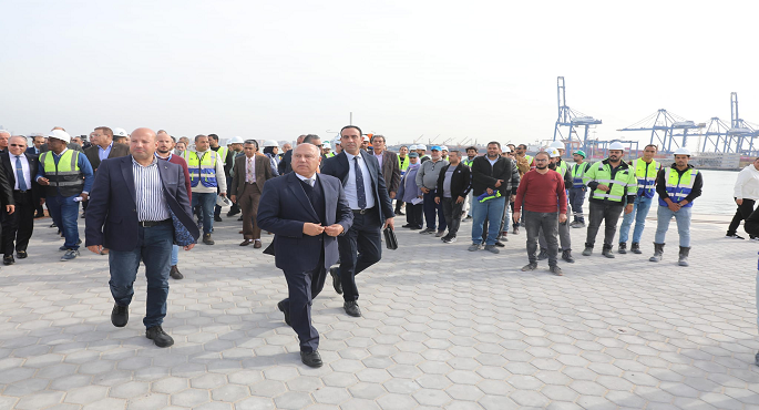 بالصور.. وزير الصناعة والنقل يتفقد عددا من مشروعات مينائي الأسكندرية والدخيلة